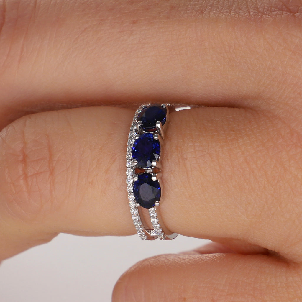 Anillo Oro Blanco Zafiro Azul y Brillantes AN2507008