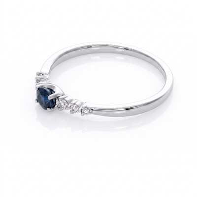 Anillo Oro Blanco 18K con Zafiro Azul Oval y Diamantes | AN-14668
