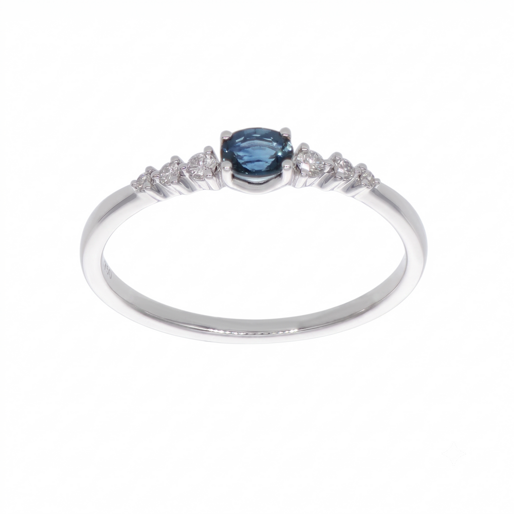 Anillo Oro Blanco 18K con Zafiro Azul Oval y Diamantes | AN-14668