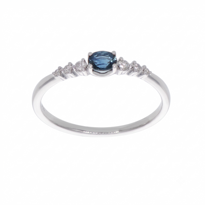 Anillo Oro Blanco 18K con Zafiro Azul Oval y Diamantes | AN-14668