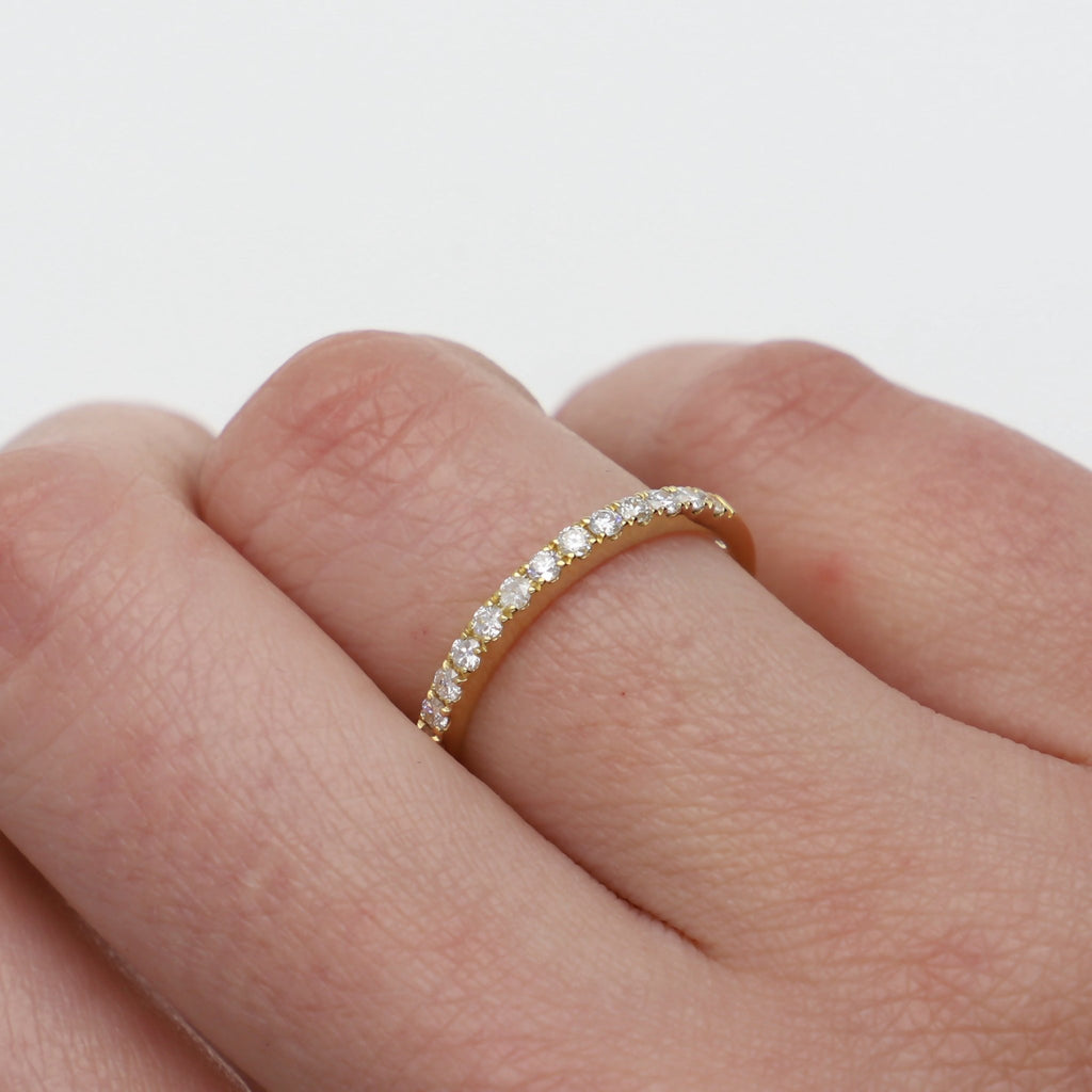 Anillo Oro Amarillo Medio Cintillo Diamantes, AN11447 - Joyería Rometsch