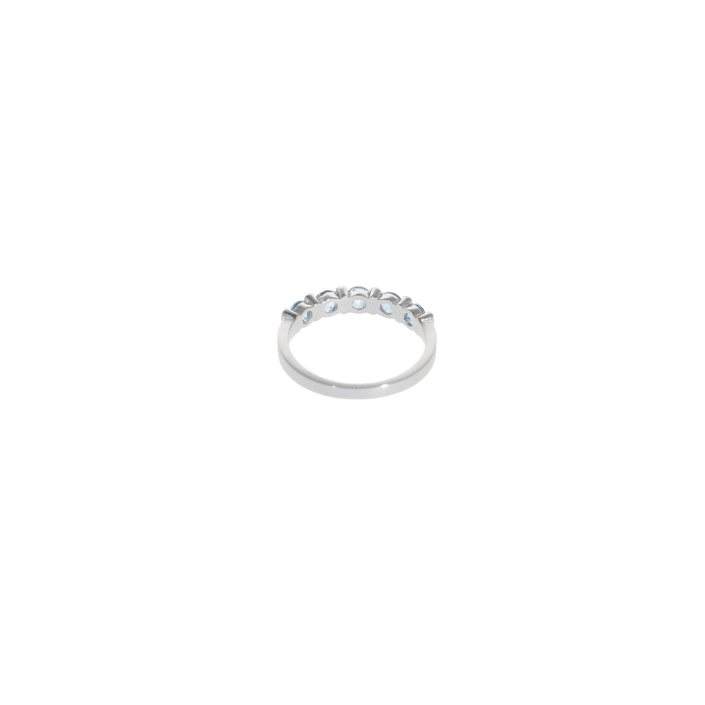 Anillo Oro Blanco Aguamarina y Brillantes Medio Cintillo AN12869 - Joyería Rometsch