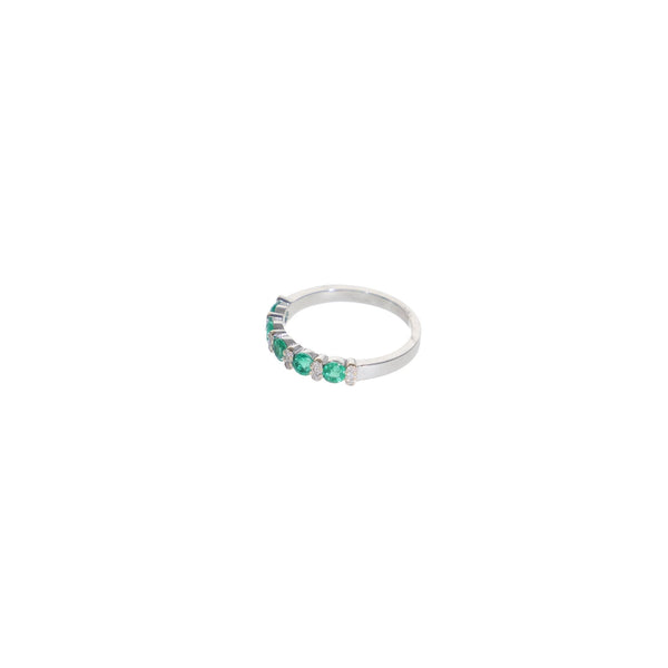 Anillo Oro Blanco Esmeraldas y Brillantes Medio Cintillo AN12870 - Joyería Rometsch