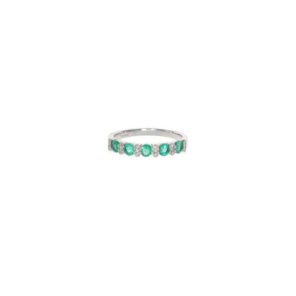Anillo Oro Blanco Esmeraldas y Brillantes Medio Cintillo AN12870 - Joyería Rometsch