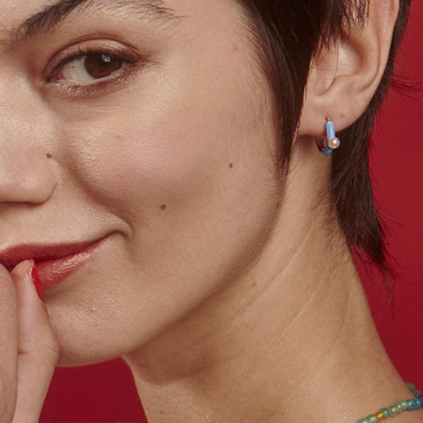 Aros Majorica Mini Azul Color Pop - Joyería Rometsch